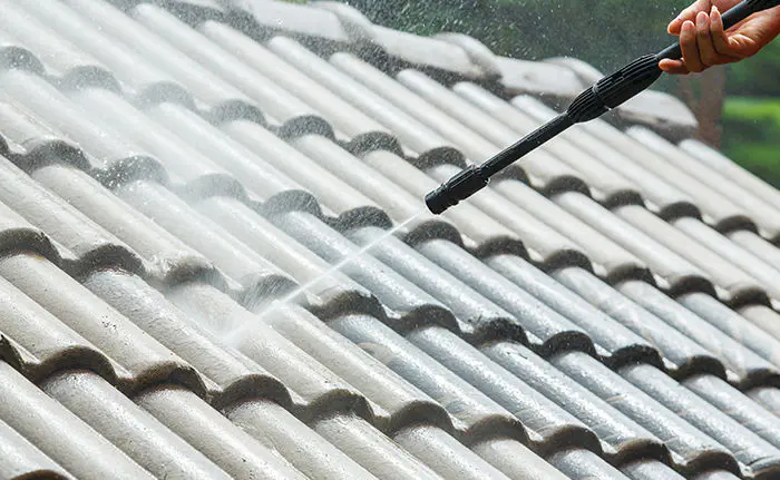 Nettoyage d'une toiture avec un pistolet haute-pression